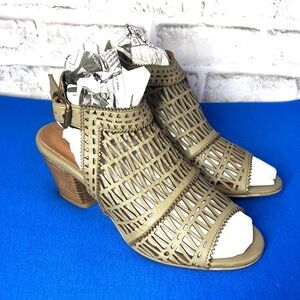 NWT🤩 |•BUENO•| Candice Sandal in Sage Size 39 / 8-8 1/2
